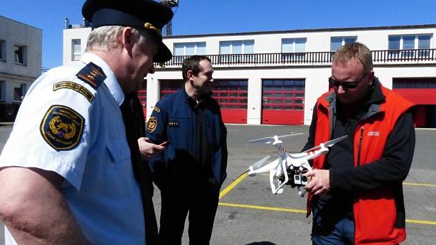 BEZPILOTNÍ DRON se v Liberci předvedl hasičům. Bude jistě dobrý pomocník.