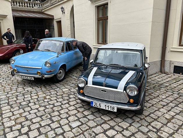 FOTO, VIDEO: Na nádvoří Paláce Liebieg zaparkovala historická vozidla