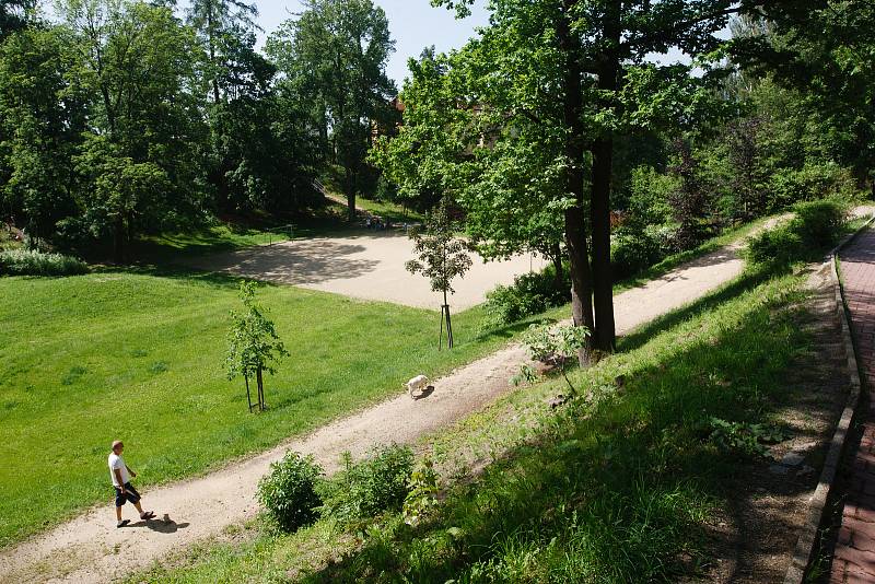 Hřiště a pozemek s příjezdovou cestou v ulici Zborovská