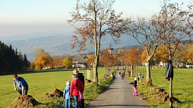 Liberecký spolek Čmelák zapojil děti do projektu výsadby stromů a keřů.