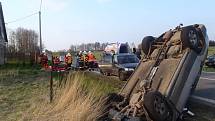 Auto se u Frýdlantu převrátilo na střechu, řidič skončil v nemocnici.