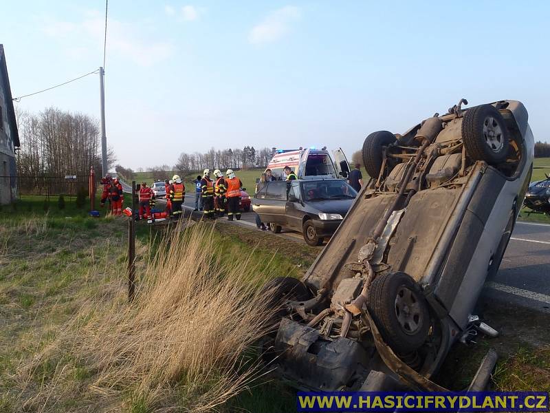 Auto se u Frýdlantu převrátilo na střechu, řidič skončil v nemocnici.