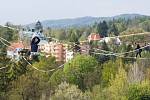 V libereckém Harcově chodili slacklineři mezi budovami vysokoškolských kolejí.