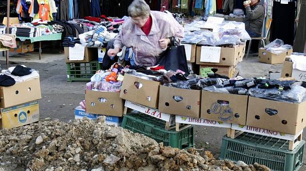 NAKOUPILI NA TRŽNICI. Zabavené zboží pořídila skupinka ve vietnamské tržnici v Praze. Skončit mělo padělané oblečení na tržnicích v sousedním Polsku. 