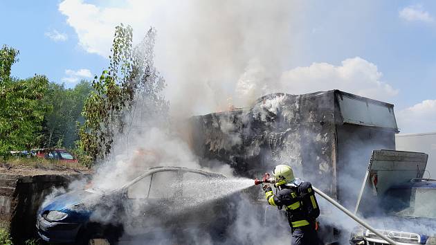 V Liberci zahořely odstavené autovraky. Hasiči plameny rychle zlikvidovali.