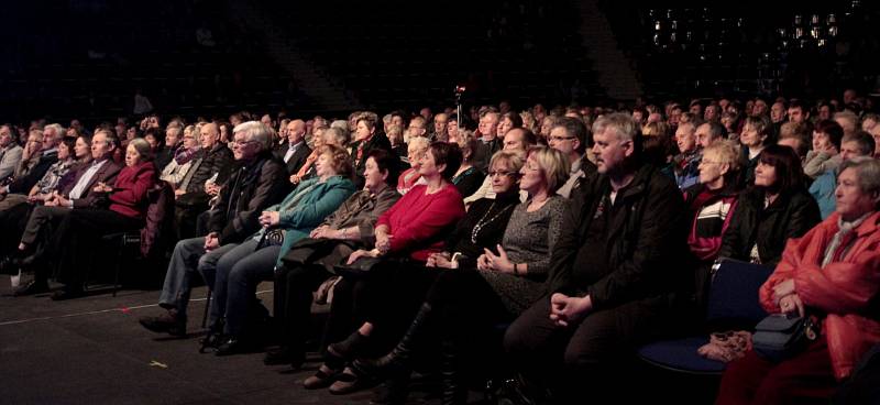 ŠEST STATEČNÝCH V ARENĚ. Pavlína Filipovská, Josef Zíma, Karel Štědrý, Viktor Sodoma, Karel Kahovec a Eva Pilarová v areně vzpomínali a zpívali své největší hity. Diváci.