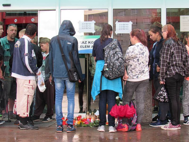 SVÍČKY PŘED BAZÉNEM. Přestože nápis na dveřích hlásal zavřeno, před libereckým bazénem se včera odpoledne řadily desítky lidí, aby uctily památku svého kamaráda nebo spolužáka.