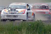 PEUGEOT 205 NA TRATI. Ondřej havlík najíždí do zatáčky v sosnovském závodě Divize H1.