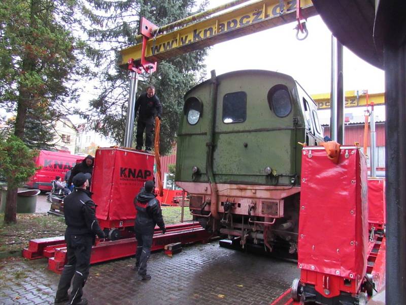 Lokomotivu z Německa stěhovali dva dny, už je zaparkovaná.