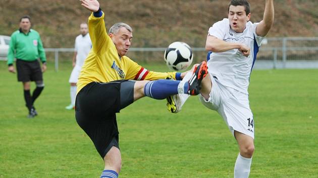 PLYNAŘSKÝ TANEČEK. Fotbalovou parádu předvedl Gasservis Liberec v Chrastavě, kde vyhrál 5:1. Na snímku je vlevo Švanda z Gasservisu a domácí Kouba v bílém. 