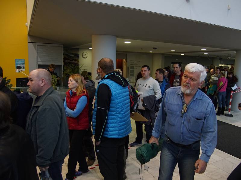 Dostane se na všechny? První zájemci o příspěvek na nový kotel se před krajským úřadem začali scházet v sobotu odpoledne. V druhé výzvě kraj rozdá jen 14 milionů, na koho se nedostane, může si počkat do podzimu, kdy začne další kolo.