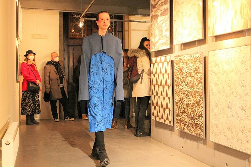 Výstava semestrálních prací studentů 2. a 3. ročníku Katedry designu se zaměřením na návrhářství textilu a oděvu Fakulty textilní Technické univerzity v Liberci.