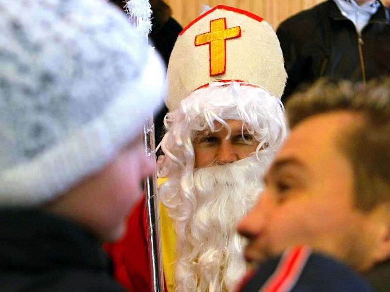 MIKULÁŠ NADĚLOVAL NA NÁDRAŽÍ. Hrádeckým nádražím se nedalo v sobotu projít, aniž by člověk nepotkal Mikuláše, čerta a anděla. Sladkosti dostávaly děti i v hale, kde psaly Ježíškovi.