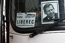 Fotografie Václava Havla za sklem libereckého autobusu.