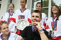 ZLATÁ MEDAILE UDĚLALA DĚTEM OBROVSKOU RADOST. České hokejistky věnovaly jednu ze zlatých medailí, které vybojovaly na mistrovství světa v Lotyšsku, postiženým dětem z Jedličkova ústavu. Pobavily se s nimi také na Letní zahradní slavnosti.