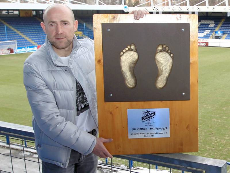 FOTBALISTA SLOVANU LIBEREC Jiří Štajner na stadionu U Nisy zvěčnil své nohy do sádry. 