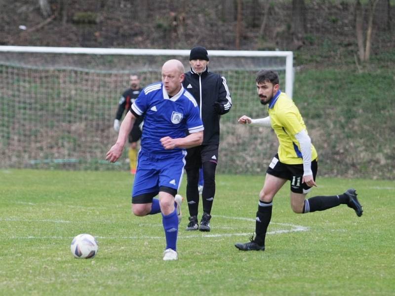 Zatímco fotbalisté Stráže (modré dresy) jsou poslední, Hodkovice drží třetí místo.