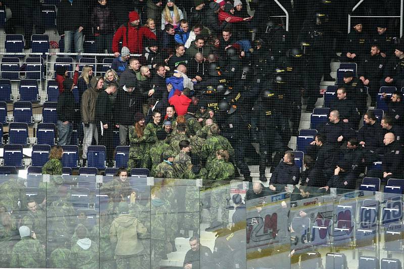 V liberecké Home Credit areně proběhlo cvičení střetu policistů s fanoušky.