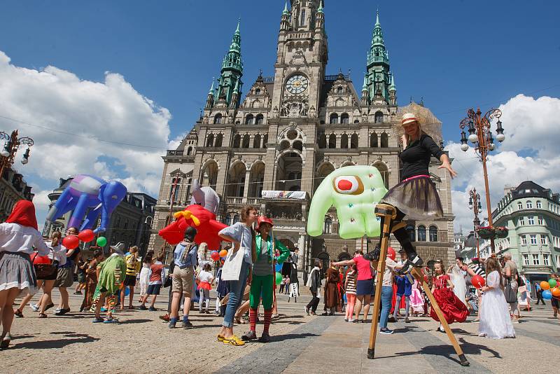 Libercem prošel průvod masek, který odstartoval festival loutkového divadla Mateřinka.