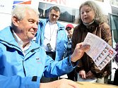 ROZDÁVAL AUTOGRAMY. Přes sto lidí dorazilo včera na mítink Strany práv občanů – Zemanovců před liberecký obchodní dům Plaza. Miloš Zeman odpovídal na otázky lidí a podepisoval se jim.