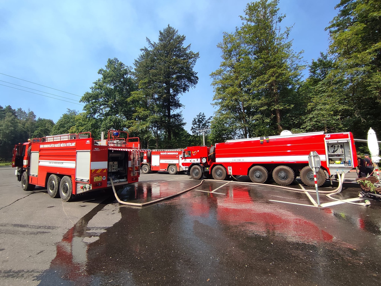 Pomoc při boji s požárem: Frýdlantští dobrovolní hasiči vyjeli do Hřenska -  Liberecký deník
