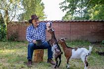 Lucie Cachová aktuálně žije v Českém ráji a rozdává radost pomocí kozí terapie. Přináší úsměv, klid a vzpomínky na časy, kdy zvířata byla běžnou součástí života.