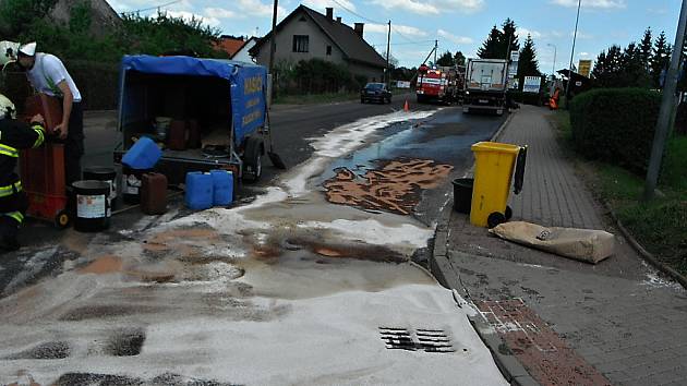 TISÍC LITRŮ nafty uniklo z nádrže kamionu.