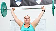 CROSSFIT. Nejprve cvičíme s násadou od koštěte. Poté přesedláme na olympijskou osu. Cvičíme i s kettlebellem a medicinbalem. Na konci tréninku jedeme sestavu všech cviků.