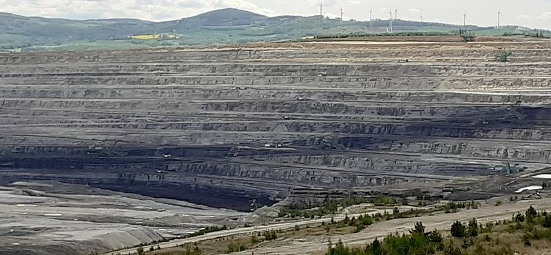 Stroje a práce v hnědouhelném dole Turów se nezastavily ani potom, co Evropský soudní dvůr přikázal těžbu okamžitě zastavit.