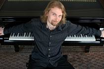   PIANISTA IVO KAHÁNEK je znám širokou výrazovou paletou i výjimečnými virtuózními schopnostmi, které uplatňuje v repertoáru od baroka po soudobou.  