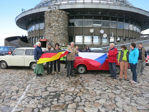 Do kraje se sjeli milovníci Trabantů. Přijeli podpořit budoucí Technické muzeum. Společná fotka na rozloučenou.