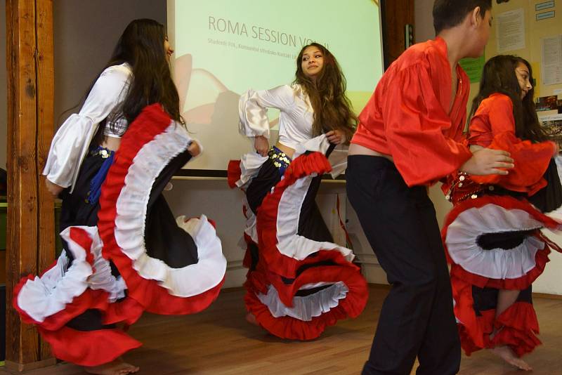 Den Romů si v Liberci připomněli v Komunitním středisku Kontakt i tancem. Rómské národní tance zde předvedly členky souboru Amare Čhave.