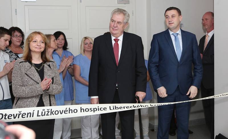 Slavnostní pásku přijel do libereckého hospice přestřihnout osobně Miloš Zeman.