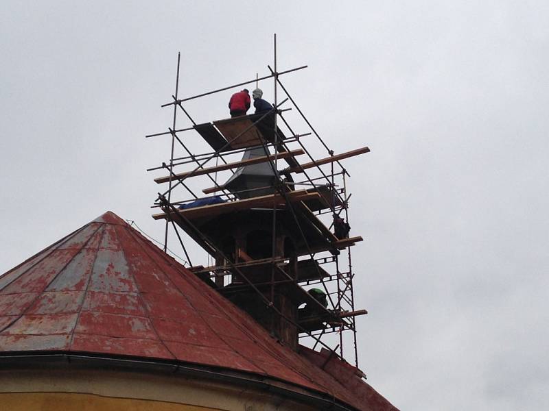 Kostel svatého Vojtěcha v libereckém Ostašově, respektive jeho věžička nyní prochází rozsáhlou rekonstrukcí.