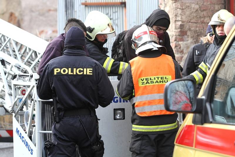 V neděli dopoledne hořel v Liberci poblíž Papírového náměstí oficiálně neobydlený dům - squat. Oheň v něm  ale v nejvyšším podlaží uvěznil šest lidí.