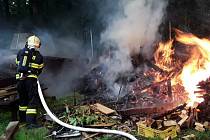 Požár zahradní chatky ve Stráži nad Nisou zaměstnal hasiče.