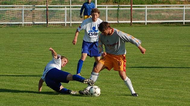 BEZ DOUBLE. Divizi má Pěnčín–Turnov na dohled, ale v poháru ve středu vypadl s jabloneckým Pěnčínem. Na snímku na zemi domácí Bernard, s míčem Mrklas, přihlížejí Krejčík a brankář Cimbál.