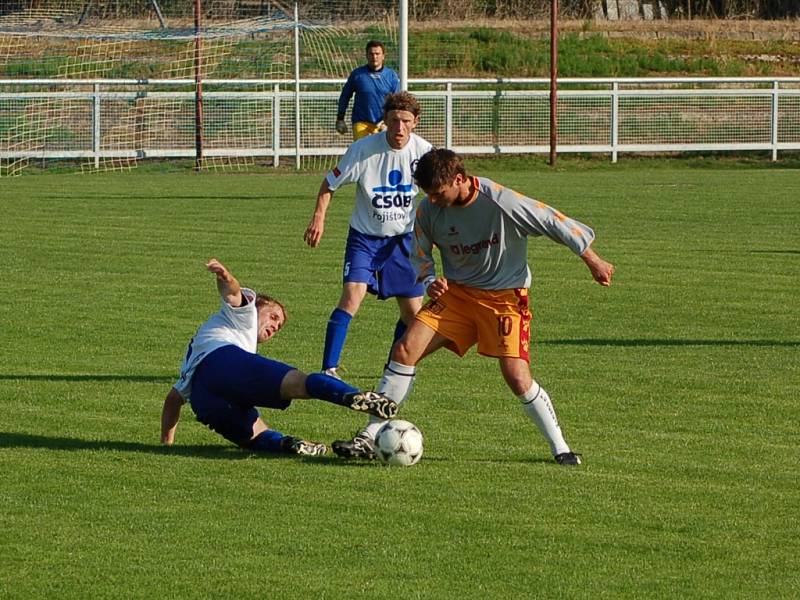 BEZ DOUBLE. Divizi má Pěnčín–Turnov na dohled, ale v poháru ve středu vypadl s jabloneckým Pěnčínem. Na snímku na zemi domácí Bernard, s míčem Mrklas, přihlížejí Krejčík a brankář Cimbál.