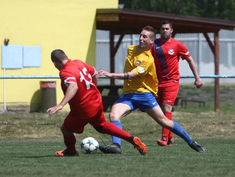 Českolipská Lokomotiva (žluté dresy) porazila na domácím hřišti zálohu Chrastavy 4:0.