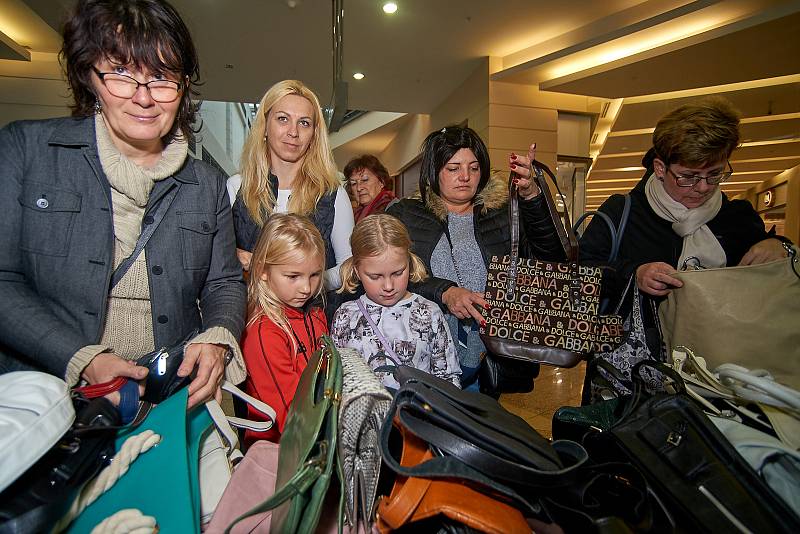 Kabelkový bazar 2018. Velký zájem byl už od deváté hodiny ráno.