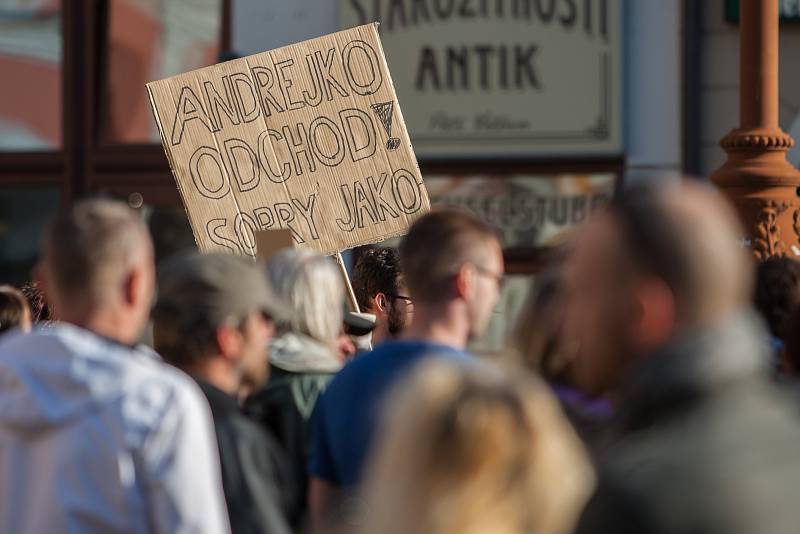 Demostrace nazvaná "Proč? Proto!" proběhla 10. května na náměstí Dr. E. Beneše v Liberci.