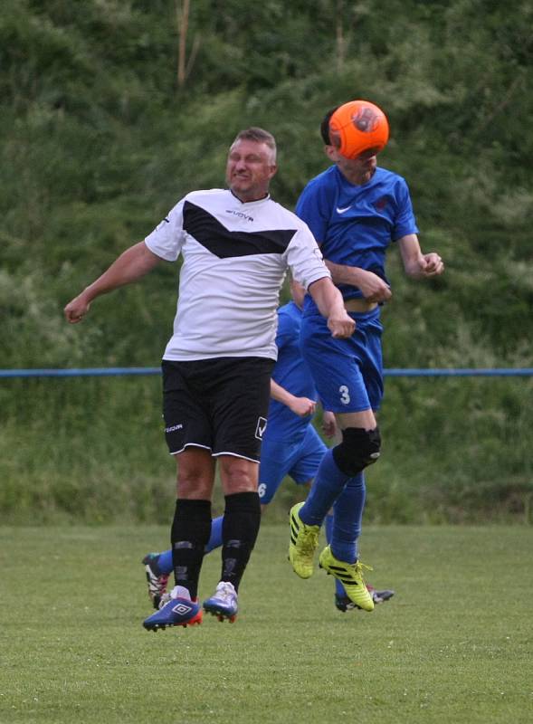 Machnín - Nová Ves 2:2. Machnín v modrých dresech.