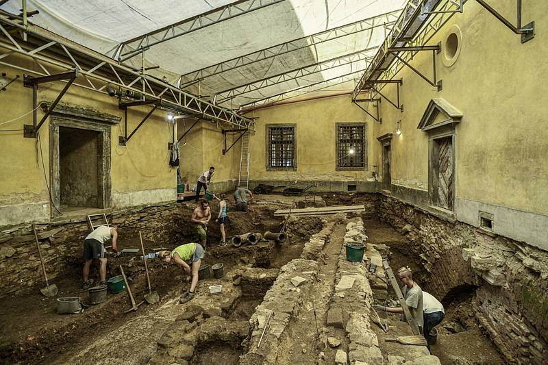 Archeologové při průzkumu malého horního nádvoří hradu Grabštejn