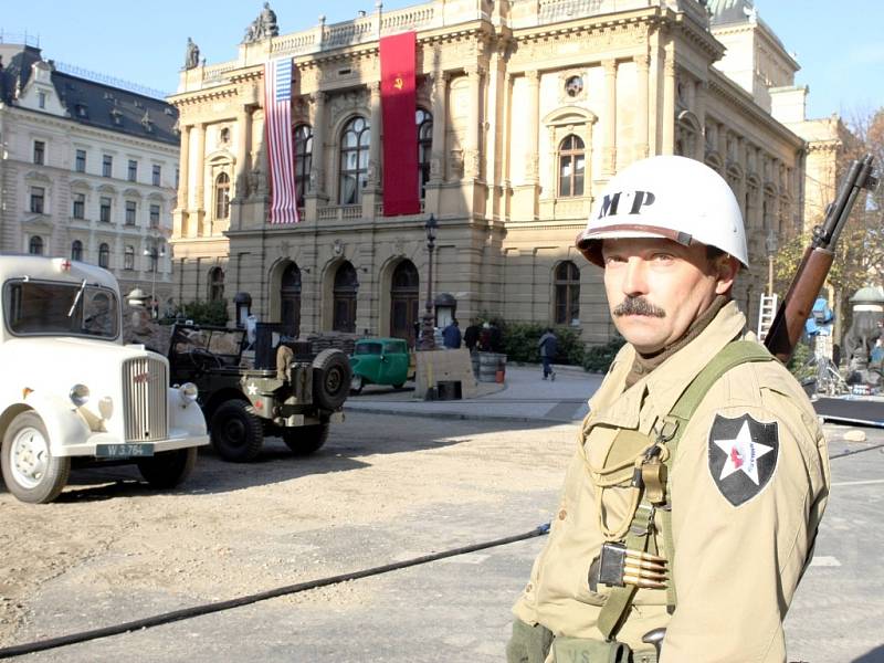 Centrum Liberce změnili o víkendu filmaři na dvě okupační zóny, americkou a sovětskou. Natáčeli tady film Tři sezony v pekle.