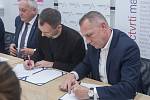 Podpis koaliční smlouvy proběhl 31. října v Liberci. Na snímku zleva je Jaroslav Zámečník a Jan Berki ze Starostů pro Liberecký kraj a Petr Židek z ODS.