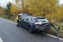 Zásah hasičů a záchranné služby si vyžádala srážka dvou aut na Frýdlantsku.