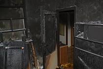 Požár bytu ve 4. patře panelového domu v Liberci (Rochlice).