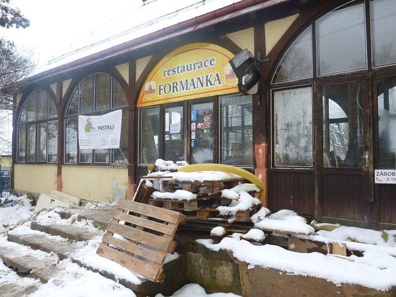 FORMANKA je teď k poznání jenom zvenčí. Uvnitř je celá vykuchaná, dělají se nové rozvody, vzduchotechnika, rozšiřuje se prostor pro hosty. Nové bude i sociální zařízení. Zkušební provoz má začít v dubnu.