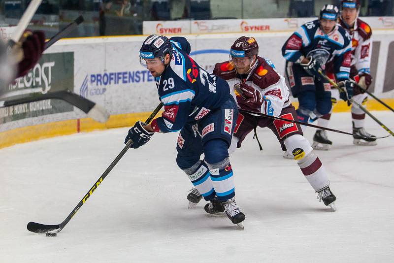 Druhý zápas předkola Generali play off Tipsport extraligy ledního hokeje se odehrál 7. března v liberecké Home Credit areně. Utkaly se celky Bílí Tygři Liberec a HC Sparta Praha. Na snímku zleva Lukáš Krenželok a Lukáš Klimek.