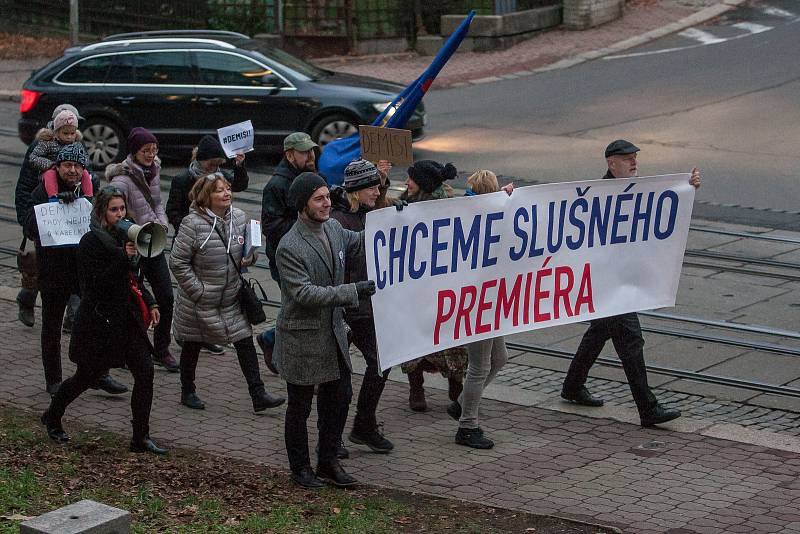 Pochod za slušného premiéra městem od Severočeského muzea v Liberci až k vlakovému nádraží proběhl 22. listopadu.